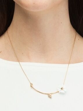 🤍🔹️Kate Spade🔹️ Into the Bloom Daisy Pendant Necklace